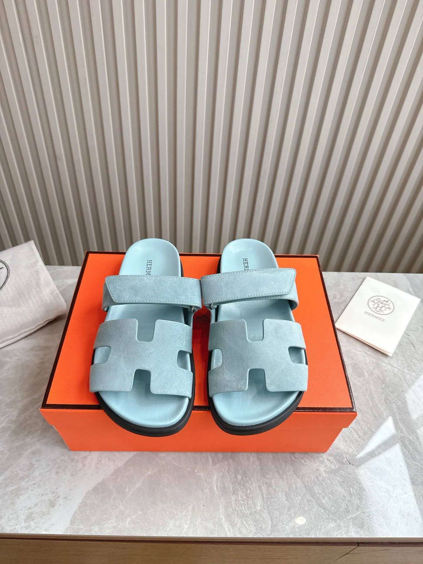 p480🐮🐮Couple model (top version) H family 2024 spring and summer new style HERMES Hermes' recently popular couple model pig nose angle sandals and slippers, paired with various colorful socks, popular. Upper: imported original deerskin (the genuine leather edging is not ordinary super migration). Lining: imported genuine leather. Outsole: Tpu non-slip and wear-resistant outsole. Size: Female 35-42 (40/42 non-returnable and non-exchangeable) Male size: 39-45 (45 non-refundable and non-exchangeable)